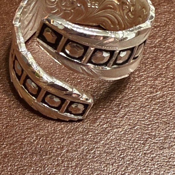 Montana Silversmiths, Ladies American Made Spirit Wrap Ring - Picture 4 of 9